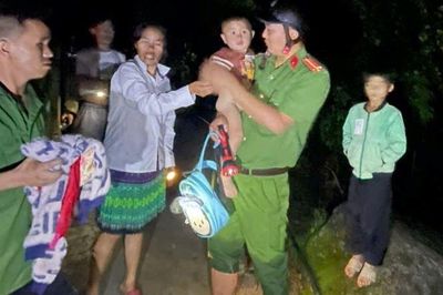 Mất tích khi đang chơi, bé 2 tuổi ở Lai Châu được tìm thấy cách nhà 800m trong một 'lớp bảo vệ bất ngờ'