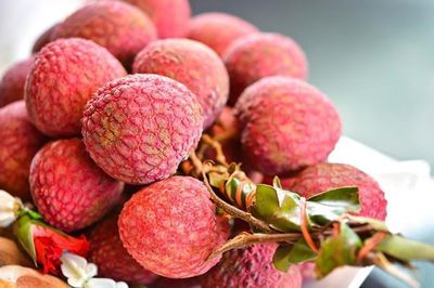 Ăn vải có thật sự gây nóng, nổi mụn? Sự thật phía sau loại quả 'gây nghiện' mỗi mùa hè