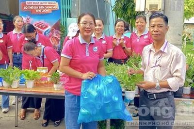 Người dân phường An Nhơn Tây mang rác đổi lấy cây xanh về nhà trồng