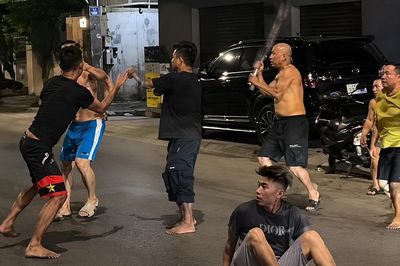 Mâu thuẫn mua bán, nhóm người lao vào đánh nhau giữa phố ở Nghệ An