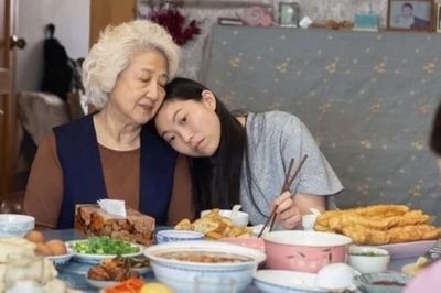 Cha mẹ nghỉ hưu vẫn phải 'nuôi ngược' con cái: Nghịch cảnh gây tranh cãi