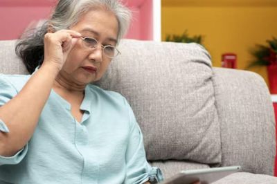Tuổi già đắng chát: Con trai trả hơn 300 triệu để mẹ thôi sống cùng gia đình