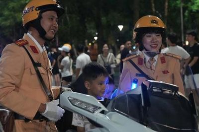 Ấn tượng hình ảnh mô tô dẫn đoàn, kỵ binh giữa lòng cố đô Huế