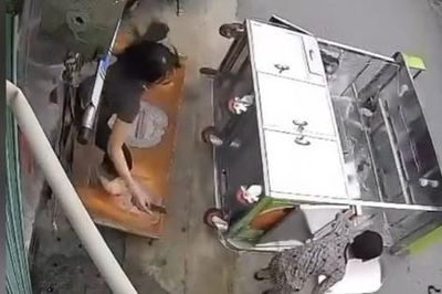 Vừa nghỉ hè, con trai đu quầy bán nước mới khai trương của mẹ vỡ tan tành