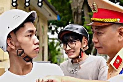 Từ 1 clip tình huống, CSGT Hà Nội cảnh báo đừng mải 'bắt lỗi' người khác mà chính mình vi phạm