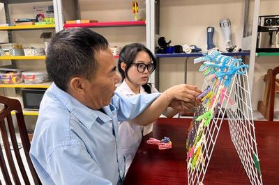 Những người thầy thuốc lặng lẽ níu giữ niềm vui tuổi già