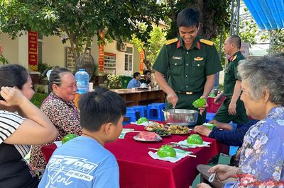 Ấm áp 'bữa cơm nghĩa tình quân - dân' tại Đặc khu Côn Đảo
