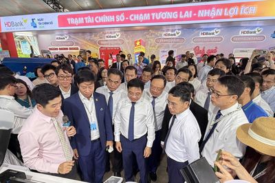 Du khách nước ngoài đến Việt Nam có thể thanh toán dễ hơn bằng QR