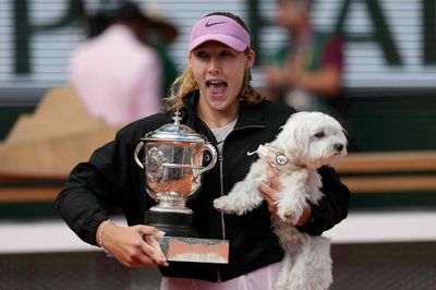 Tuổi 19, 'búp bê Nga' Mirra Andreeva vô địch Roland Garros