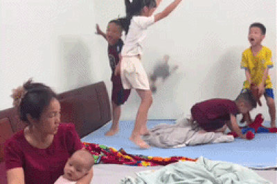 Ánh mắt thất thần của bà khi một mình trông 5 cháu nghỉ hè