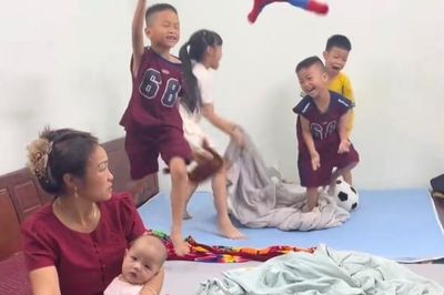 Bà thất thần nhìn 'khối nghỉ hè' quậy tung nhà