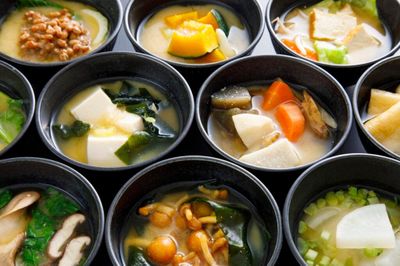 Vì sao người Nhật không uống nước trong bữa ăn?