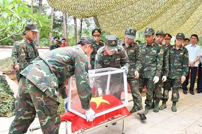 Lai Châu lấy mẫu, số hóa thông tin hài cốt liệt sĩ tại Nghĩa trang Liệt sĩ xã Than Uyên