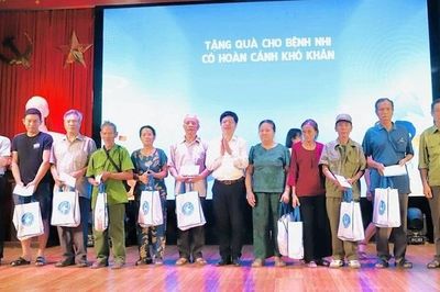 Gần 1000 người dân Thanh Hóa được khám, tư vấn sức khỏe