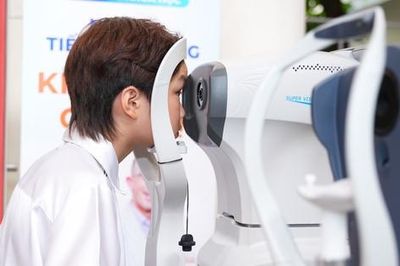 Ngoài đèn học, đâu là nguyên nhân khiến trẻ bị cận thị?