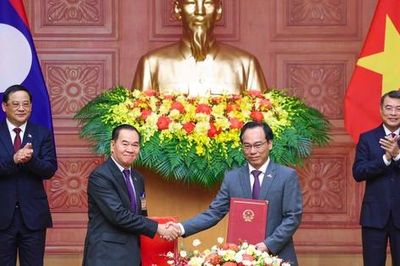 Thủ tướng Lê Minh Hưng và Thủ tướng Lào chứng kiến ký 4 văn kiện hợp tác