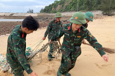 Chiến sĩ đảo Trần thu gom hơn 5 tấn rác thải
