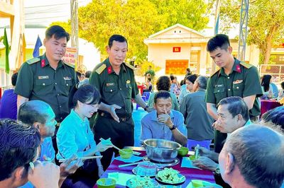 'Bữa cơm nghĩa tình quân - dân' tại Đặc khu Côn Đảo