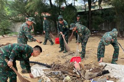 Quảng Ninh: Tuổi trẻ các đơn vị trên đảo Trần ra quân làm sạch biển