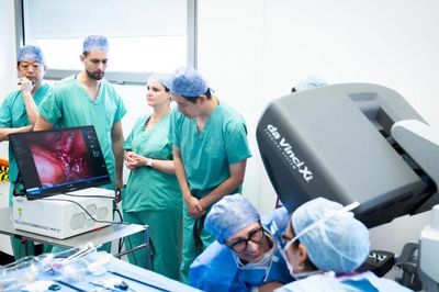 Bước ngoặt y học: Lần đầu tiên AI tham gia trực tiếp ca mổ tại Anh