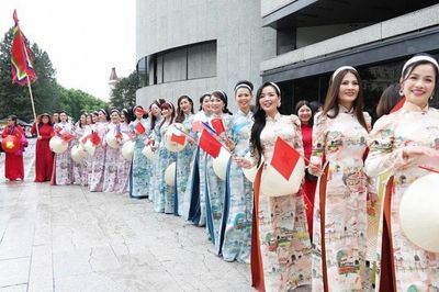 Không gian đa sắc màu trong Ngày hội Văn hóa - Ẩm thực - Áo dài tại châu Âu