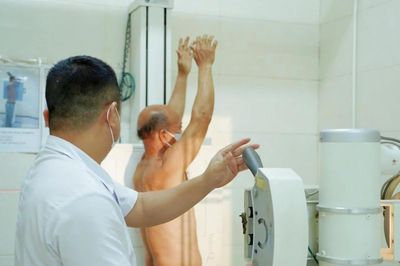 Bệnh viện Phổi Nghệ An khám sức khỏe, sàng lọc bệnh hô hấp miễn phí cho gần 200 người cao tuổi