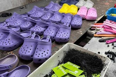 Đột kích xưởng sản xuất, buôn bán dép giả các thương hiệu nổi tiếng quy mô lớn