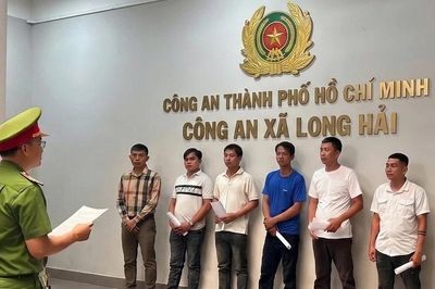 Ăn nhậu giữa đường rồi lao vào đánh nhau, 6 người bị khởi tố