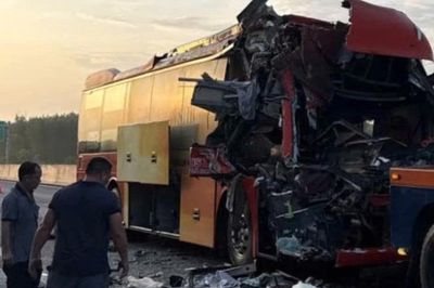 Xe khách tông xe đầu kéo trên cao tốc, nhiều người bị thương