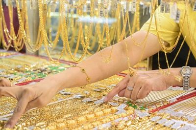 Giá vàng lao dốc mạnh, có nên xuống tiền mua lúc này?