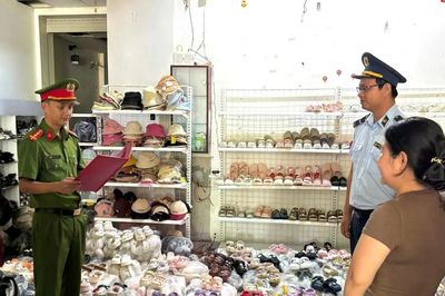 Khởi tố hai chủ cơ sở buôn bán hàng 'fake'