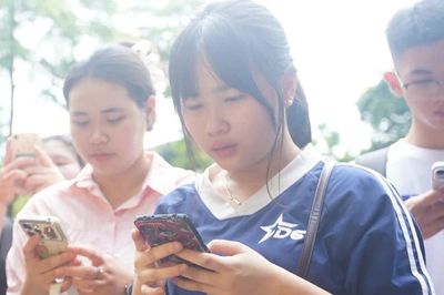 Sĩ tử đổ về Văn Miếu nhận xoài