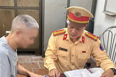 Xử phạt tài xế xe tải làm rơi vãi bùn đất ra đường Võ Chí Công khiến người đi xe máy trượt ngã