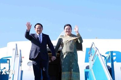 Thủ tướng Lào và Phu nhân bắt đầu thăm chính thức Việt Nam và tham dự Diễn đàn Tương lai ASEAN lần thứ ba