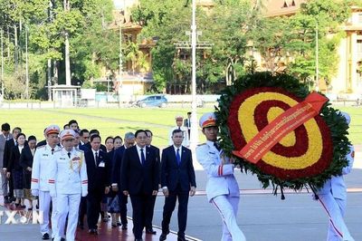 Thủ tướng Lào đặt vòng hoa tưởng niệm Anh hùng liệt sỹ và vào Lăng viếng Chủ tịch Hồ Chí Minh