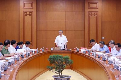 Phát triển kinh tế đi đôi với phát triển văn hóa, con người