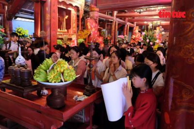 Sĩ tử đến cầu may trước kỳ thi tốt nghiệp chật kín Văn Miếu – Quốc Tử Giám