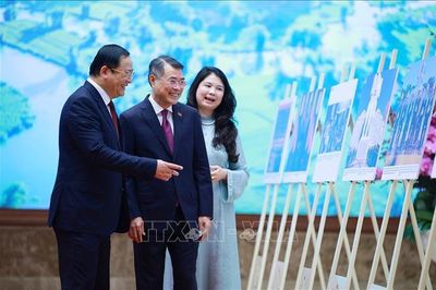 Hai Thủ tướng Việt Nam - Lào tham quan trưng bày ảnh về quan hệ hợp tác giữa hai nước