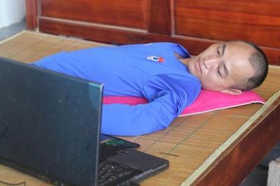 'Nghị lực thép' của người đàn ông nằm bất động chỉ cử động được 3 ngón tay