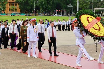 Đoàn đại biểu dự Đại hội Hội Nông dân Việt Nam IX vào Lăng viếng Chủ tịch Hồ Chí Minh