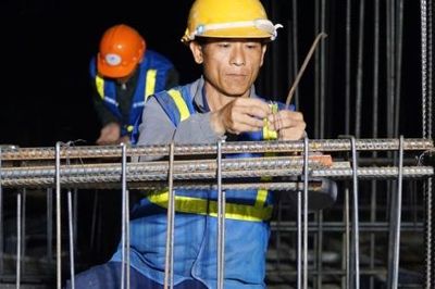 Quảng Ngãi: Xuyên đêm trên những công trường nơi biên giới