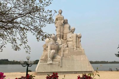 Ghi dưới chân tượng đài...