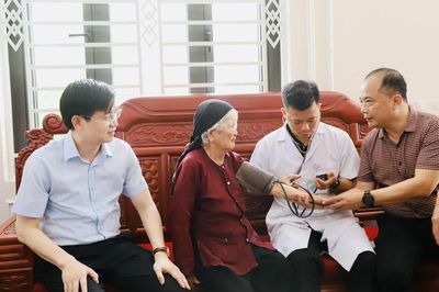 Thăm và khám sức khỏe cho Mẹ Việt Nam anh hùng Phan Thị Mùi
