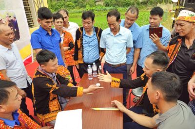 Lảy cỏ - trò chơi đặc sắc của đồng bào Dao