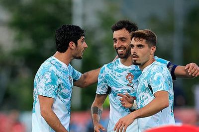 Bruno Fernandes lập siêu phẩm giúp Bồ Đào Nha hạ Chile trong trận đấu có 2 thẻ đỏ