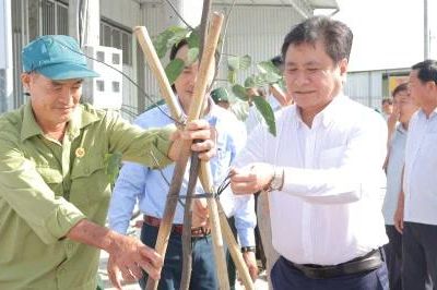 Đồng chí Trần Văn Dũng dự lễ ra quân hưởng ứng phong trào 'Toàn dân chung tay bảo vệ môi trường, vì một Việt Nam xanh - sạch - đẹp' tại xã Chợ Gạo