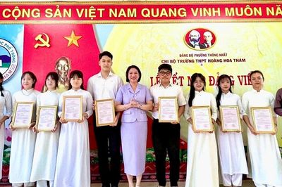 Chi bộ Trường THPT Hoàng Hoa Thám kết nạp 9 học sinh vào Đảng
