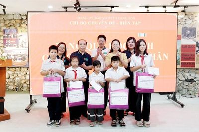 Chi bộ Chuyên đề - Biên tập sinh hoạt chuyên đề tại Trường dạy làm báo Huỳnh Thúc Kháng