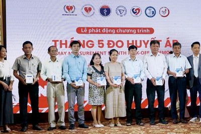 Trao tặng 80 máy đo huyết áp cho y tế cơ sở