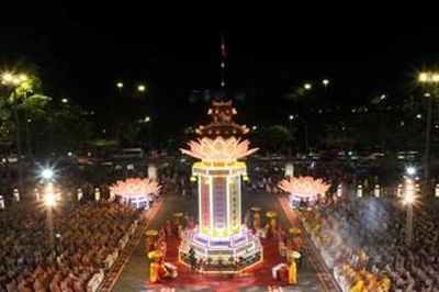Hàng ngàn người tham gia Lễ hội hoa đăng bên bờ sông Hương